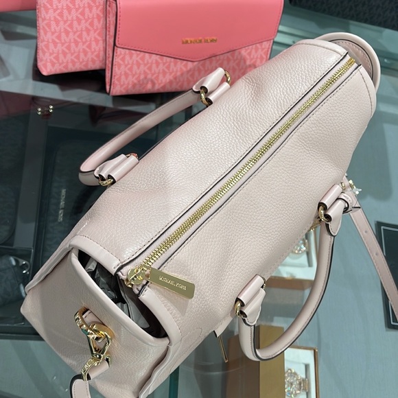 MICHAEL KORS
Carine Large Pebbled Leather Top Zip Satchel
Powder Blush
NWT - Picture 13 of 16